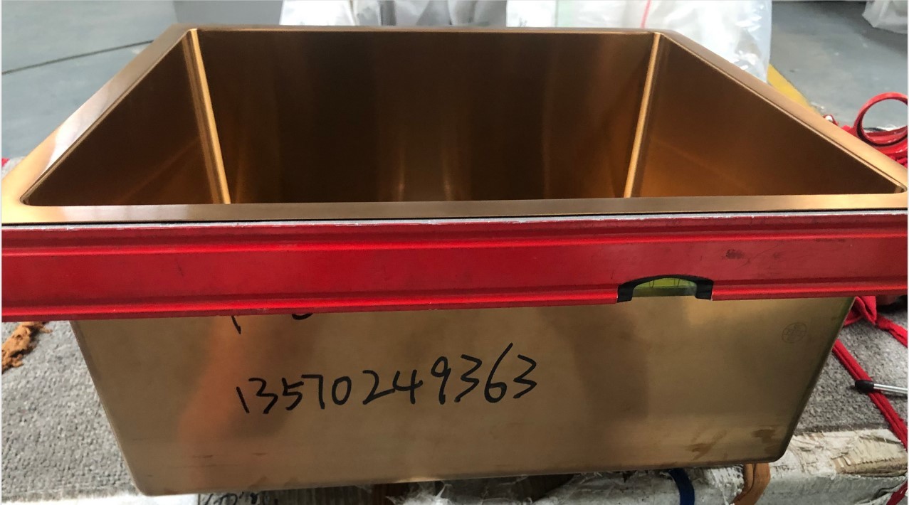 Lavandino di cucina dell'acqua della superficie del rame ...